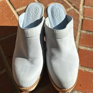 ➖Light Blue leather Clogs. Kimberly Whitman for Antonio Melani. 8.5